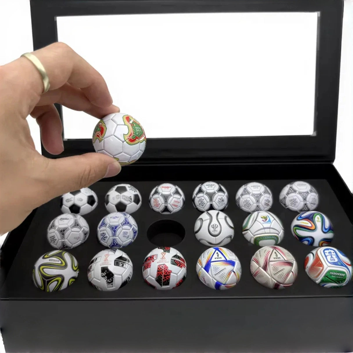 🏆 56 ans de gloire : lot de mini-ballons de foot fabriqués à la main ! (1970–2026)⚽️