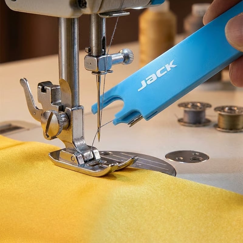 🧵 Enfile-aiguille et outil de couture 4-en-1 : loupe, découseur et support magnétique ! 🔍