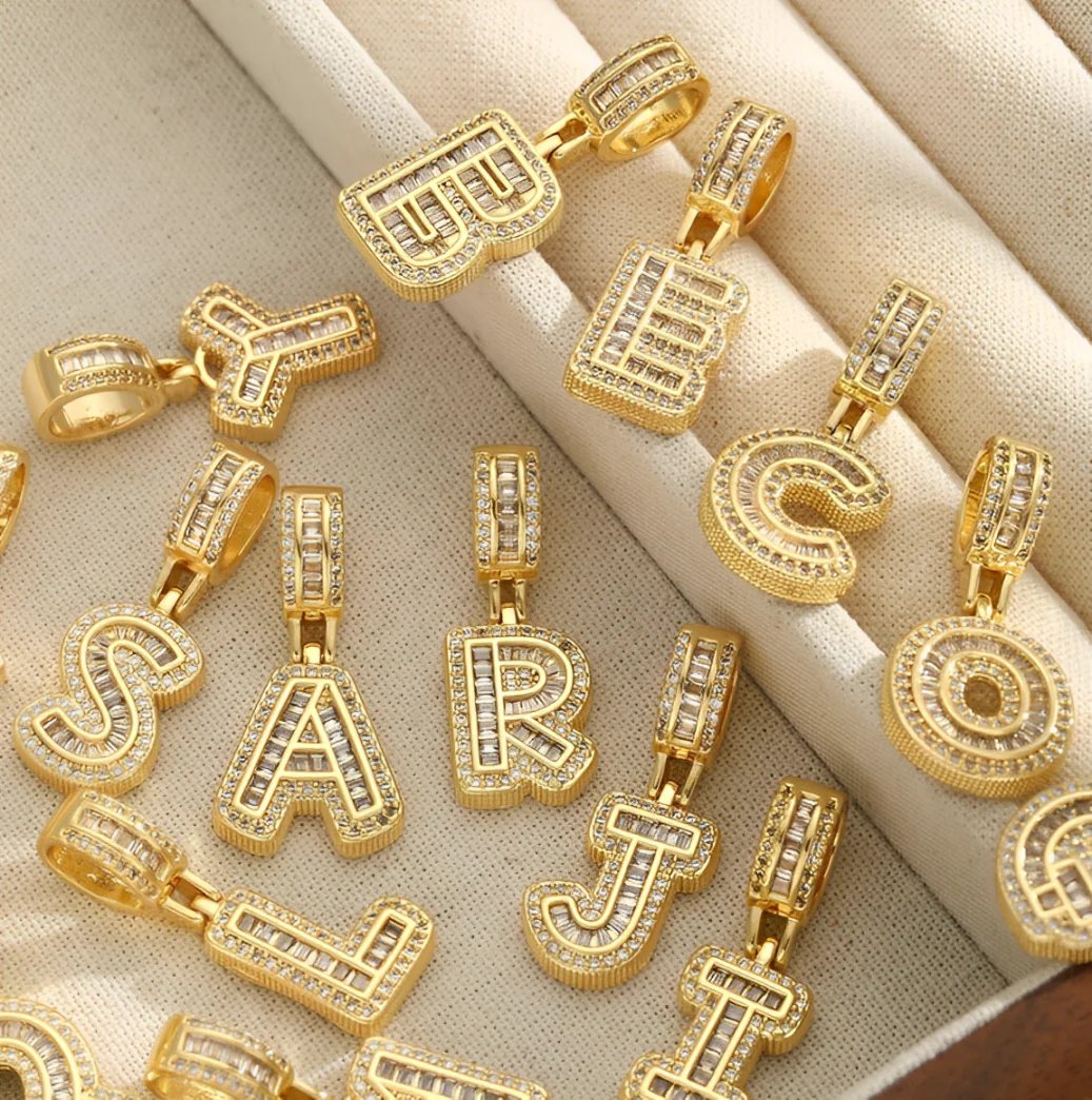 🎁Winter-Sonderangebot: 50 % Rabatt💖 Zweiteiliges Buchstaben-Anhänger-Set