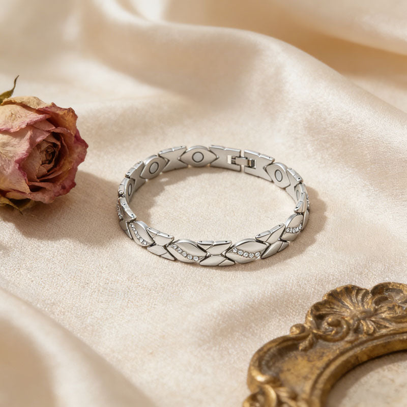 🌿 Une élégance qui rappelle celle d'une feuille – un zircon étincelant qui attire tous les regards ! ✨