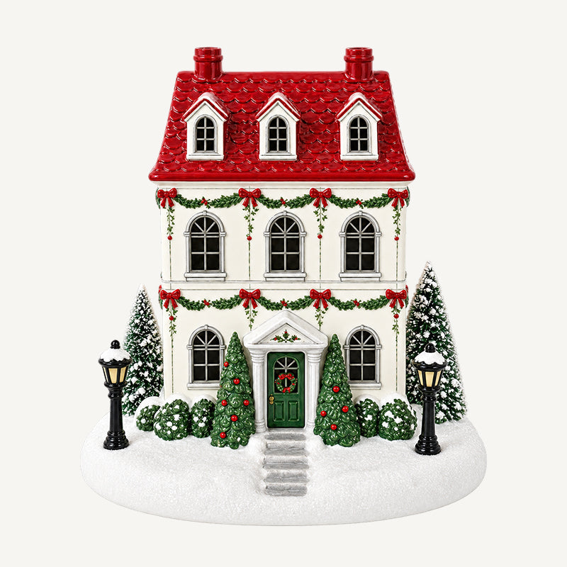 🎄✨ Diffuseur « La maison de Noël de Mistletoe Lane » — Diffuseur festif représentant un village de Noël avec des fenêtres illuminées et une charmante brume de cheminée