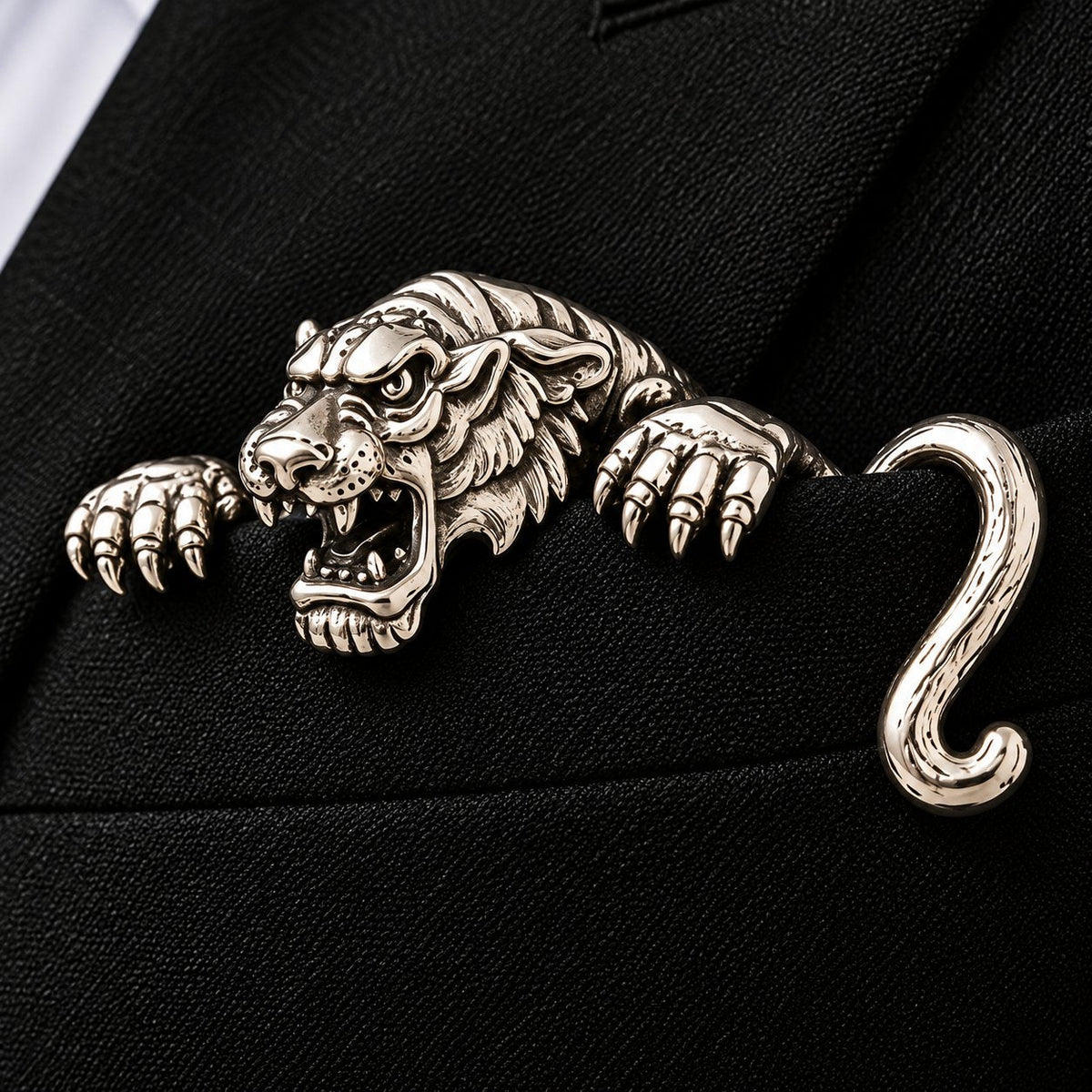 🐊✨ Pochette en métal représentant un animal sculpté